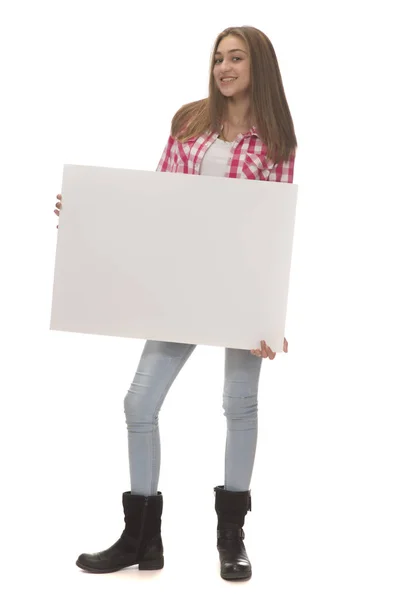 Νεαρή Γυναίκα Κρατώντας Άδειο Λευκό Του Σκάφους Κάρτα Απομονωμένα Λευκό — Φωτογραφία Αρχείου