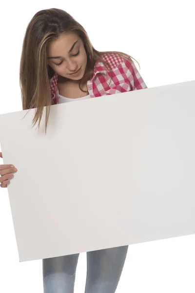 Jonge Vrouw Met Leeg Wit Bord Kaart Geïsoleerd Wit — Stockfoto
