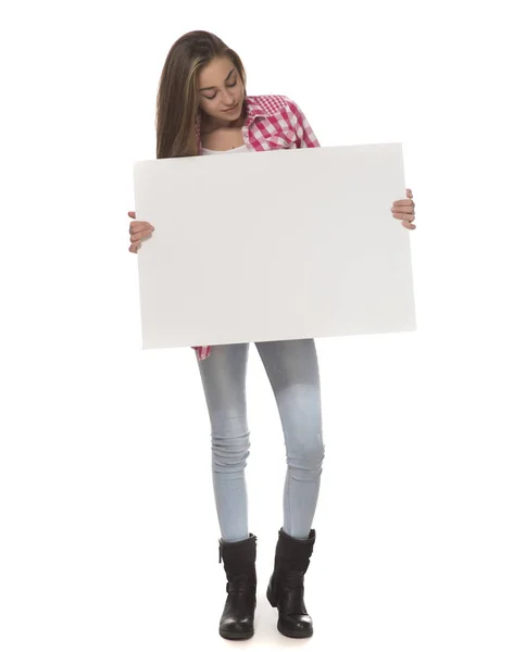 Jovem Segurando Cartão Branco Vazio Isolado Branco — Fotografia de Stock