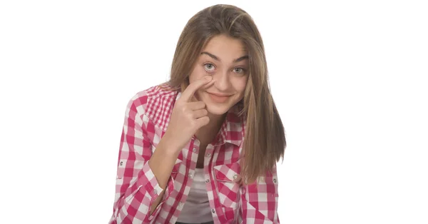 Jonge Vrouw Haar Ogen Met Haar Vingers Controleren — Stockfoto