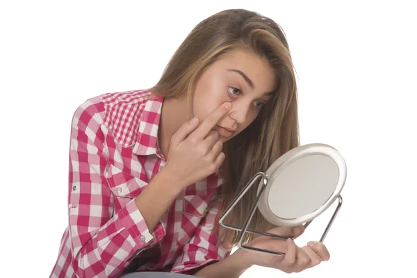 Junges Brünettes Mädchen Sitzt Mit Einem Spiegel Schönheitskonzept Isoliert Auf — Stockfoto