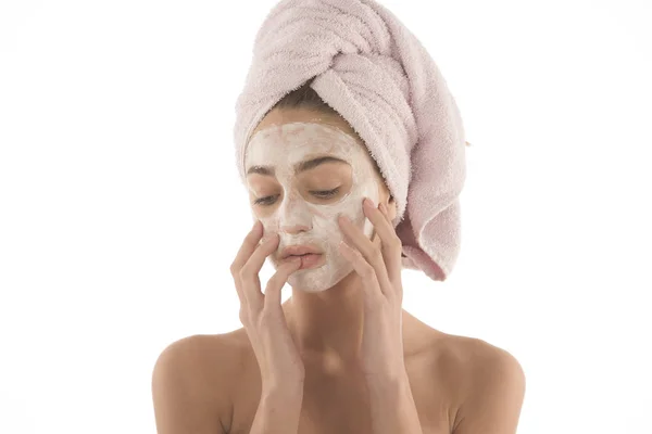 美容程序护肤理念 年轻女子面部泥粘土面膜在她的脸上 — 图库照片