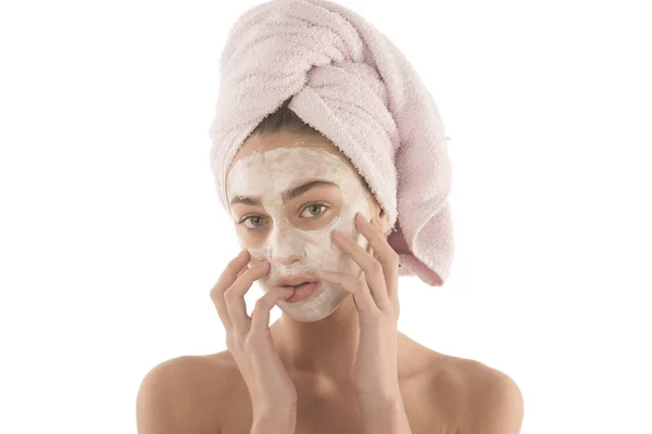 美容程序护肤理念 年轻女子面部泥粘土面膜在她的脸上 — 图库照片