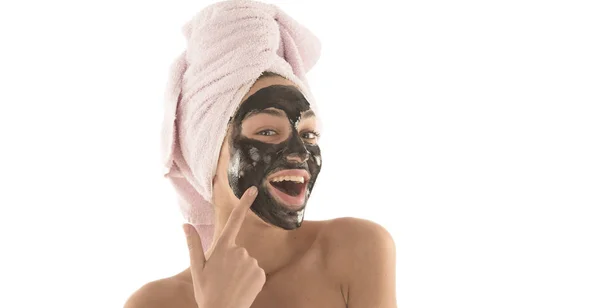 Bella Ragazza Con Maschera Cosmetica Facciale Nera Concetto Bellezza Isolato — Foto Stock