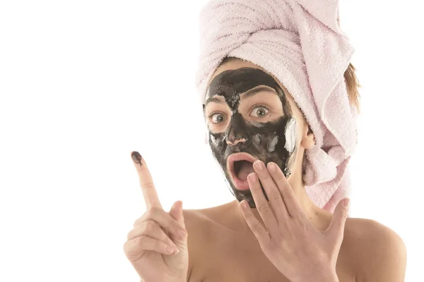 Mooi Meisje Met Zwarte Cosmetische Gezichtsmasker Beauty Concept Geïsoleerd Witte — Stockfoto