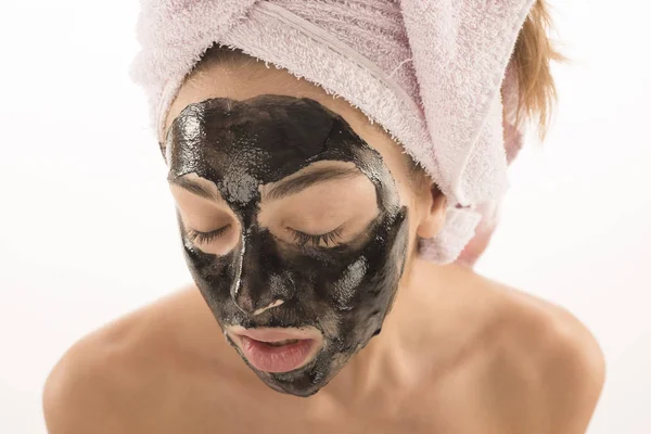 Hermosa Chica Con Máscara Cosmética Facial Negro Concepto Belleza Aislado — Foto de Stock