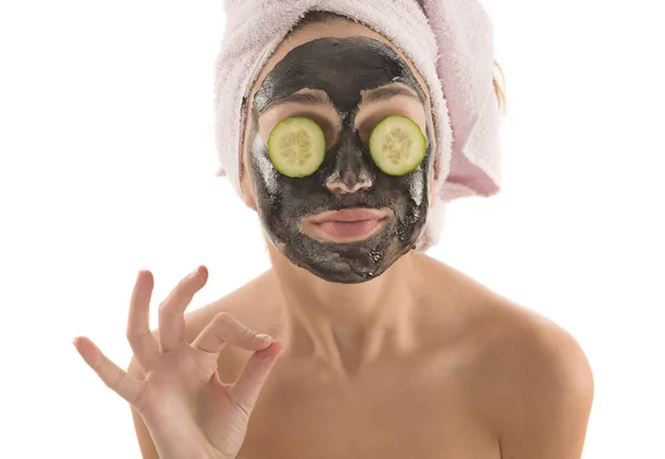 Mooi Meisje Met Zwarte Cosmetische Gezichtsmasker Komkommers Ogen Beauty Concept — Stockfoto