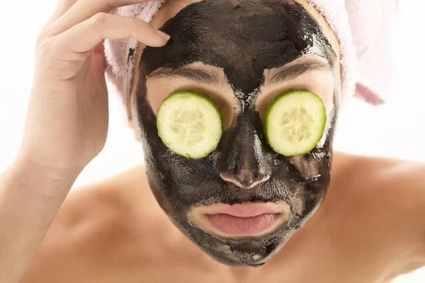 Gadis Cantik Dengan Masker Kosmetik Hitam Dan Mentimun Mata Konsep — Stok Foto