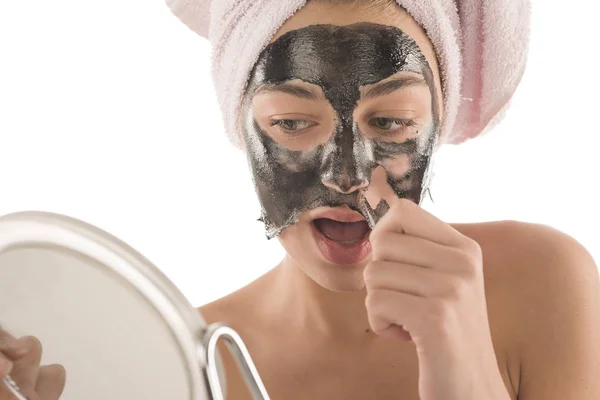 Máscara Facial Negra Hermosa Chica Apilando Máscara Negra Concepto Belleza —  Fotos de Stock