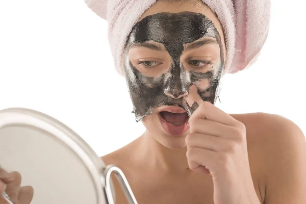 Máscara Facial Preta Menina Bonita Empilhando Fora Máscara Preta Conceito — Fotografia de Stock