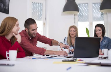 Birlikte ofiste çalışan iş arkadaşları. İş kavramı. 