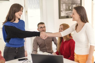 Bir müşteriyle konferans salonuna sahip iş arkadaşları. Grup onay için istemciye tasarımlar gösterilen süre sohbet ediyor insan. İş kavramı.
