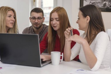 Bir müşteriyle konferans salonuna sahip iş arkadaşları. Grup onay için istemciye tasarımlar gösterilen süre sohbet ediyor insan. İş kavramı.