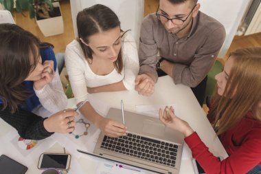 Bir müşteriyle konferans salonuna sahip iş arkadaşları. Grup onay için istemciye tasarımlar gösterilen süre sohbet ediyor insan. İş kavramı.