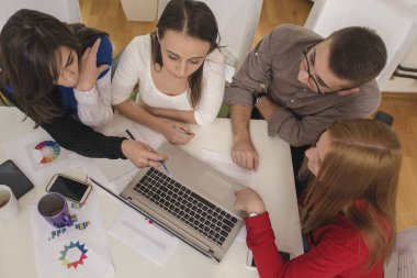 Bir müşteriyle konferans salonuna sahip iş arkadaşları. Grup onay için istemciye tasarımlar gösterilen süre sohbet ediyor insan. İş kavramı.