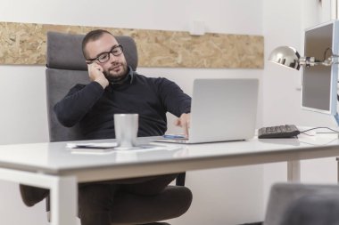 Onun ofisinde çalışan genç iş adamı. iş kavramı