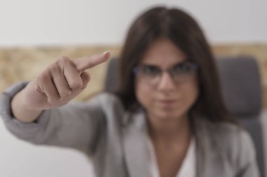 Kızgın iş kadın patron ofiste işaret. İşten çıkarma kavramı