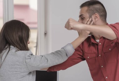 Toplantı sırasında karşısında isabet meslektaşım yumruklayacak mısın işadamı