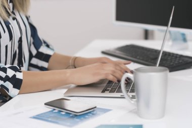 Genç işkadını bilgisayarda Office çalışma. İş kavramı. Görünümü kapatın