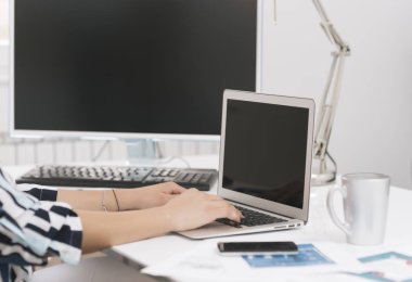 Genç işkadını bilgisayarda Office çalışma. İş kavramı. Görünümü kapatın