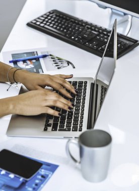 Genç işkadını bilgisayarda Office çalışma. İş kavramı. Görünümü kapatın