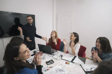 Ofiste birlikte çalışan bir grup iş adamı.