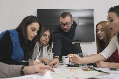 Ofiste birlikte çalışan bir grup iş adamı.
