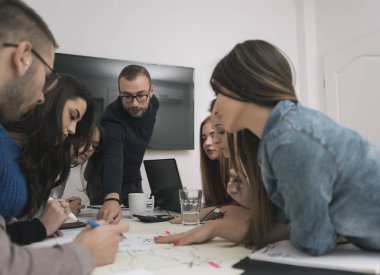 Ofiste birlikte çalışan bir grup iş adamı.