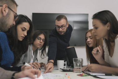 Ofiste birlikte çalışan bir grup iş adamı.