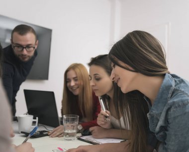 Ofiste birlikte çalışan bir grup iş adamı.