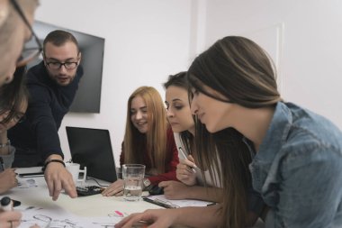 Ofiste birlikte çalışan bir grup iş adamı.