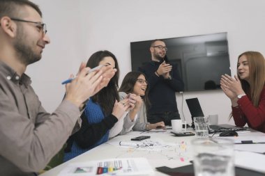 Ofiste birlikte çalışan bir grup iş adamı.