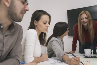 Ofiste birlikte çalışan bir grup iş adamı.