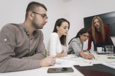 Ofiste birlikte çalışan bir grup iş adamı.