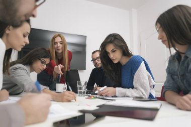 Ofiste birlikte çalışan bir grup iş adamı.