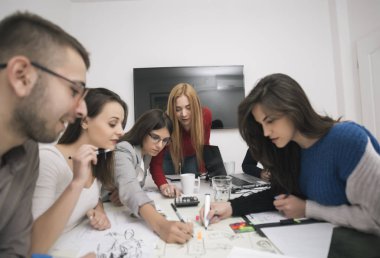 Ofiste birlikte çalışan bir grup iş adamı.