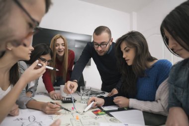 Ofiste birlikte çalışan bir grup iş adamı.