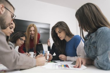 Ofiste birlikte çalışan bir grup iş adamı.