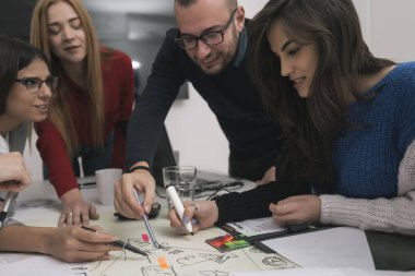 Ofiste birlikte çalışan bir grup iş adamı.