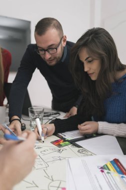 Ofiste birlikte çalışan bir grup iş adamı.