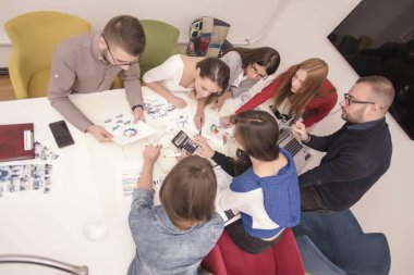 Ofiste birlikte çalışan bir grup iş adamı.