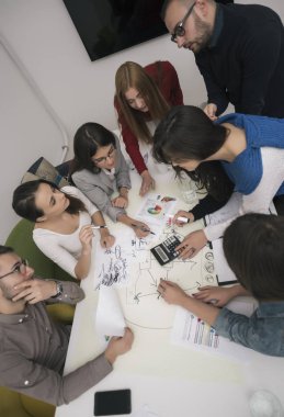 Ofiste birlikte çalışan bir grup iş adamı.