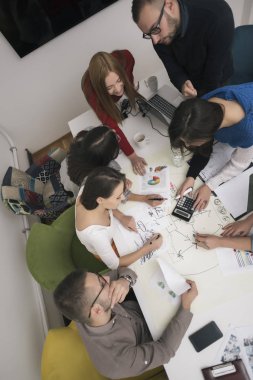 Ofiste birlikte çalışan bir grup iş adamı.