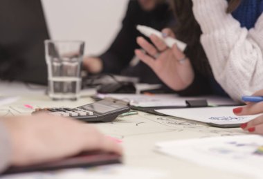 Birlikte ofiste çalışan iş arkadaşları. İş kavramı. 