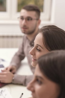 Birlikte ofiste çalışan iş arkadaşları. İş kavramı. 