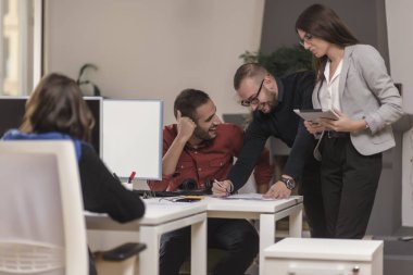 Birlikte ofiste çalışan iş arkadaşları. İş kavramı. 
