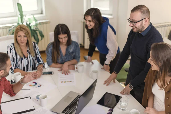 Colegas Teniendo Una Reunión Con Cliente Sala Conferencias Grupo Personas — Foto de Stock