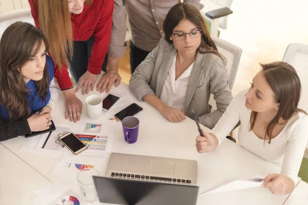 Colegas Teniendo Una Reunión Con Cliente Sala Conferencias Grupo Personas — Foto de Stock