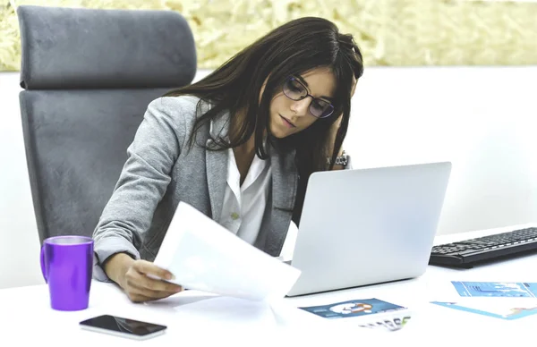 Una Joven Empresaria Que Trabaja Oficina Concepto Empresarial — Foto de Stock