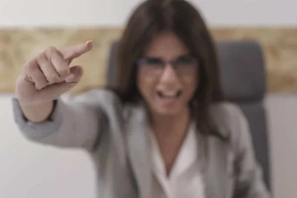 怒っているビジネス女性の上司がオフィスで指摘します 解雇の概念 — ストック写真